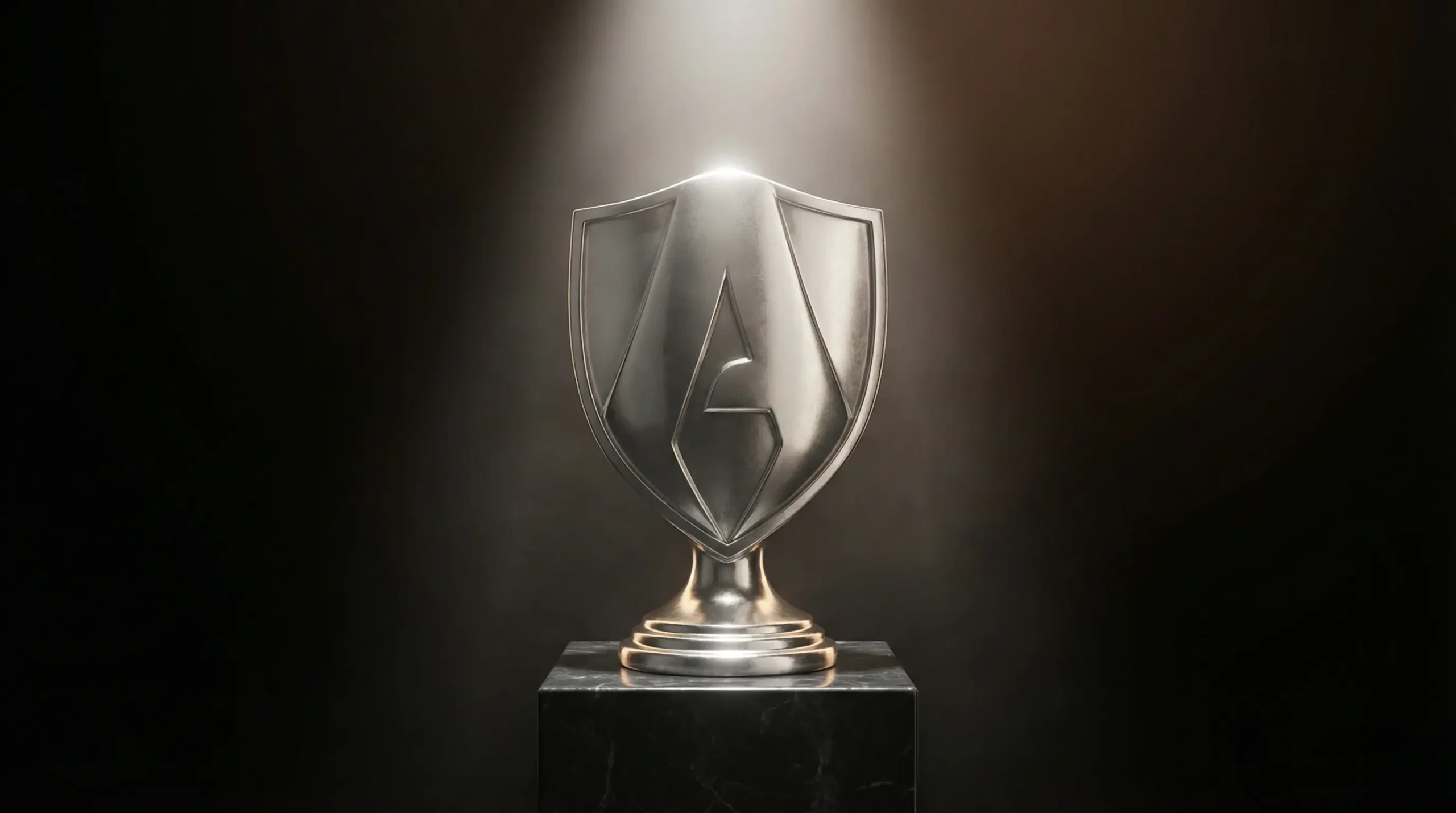 Trofeo dello scudetto della Serie A esposto su un piedistallo con illuminazione drammatica